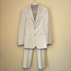 Le Chateau Men's Classic Suit